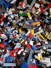 Charger l&#39;image dans la galerie, BRIQUES ET PIÈCES LEGO® MÉLANGÉES : VENDU AU KILO/LIVRE S&#39;ABONNER.
